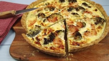 Tahtada pişirilmiş somon ve brokoli turtası.