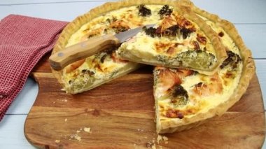 Tahtada pişirilmiş somon ve brokoli turtası.