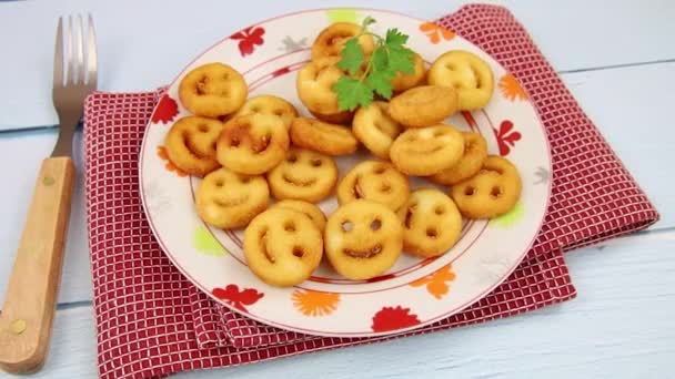 テーブルの上の笑顔の形をしたジャガイモのプレート — ストック動画