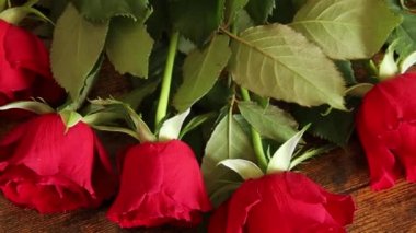 Ahşap arka planda birkaç kırmızı gül.