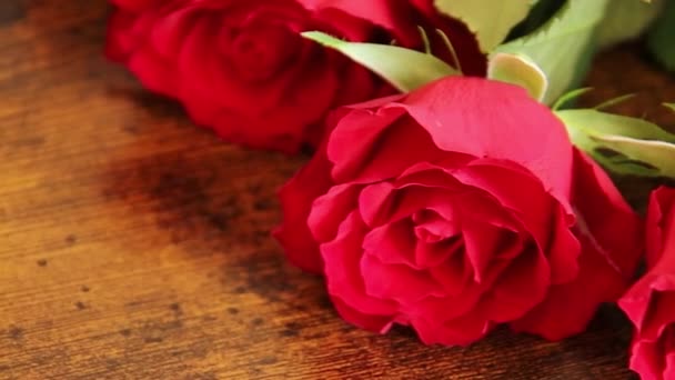 Varias Rosas Rojas Sobre Fondo Madera — Vídeos de Stock