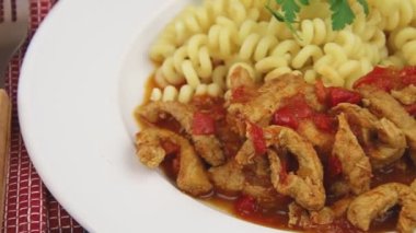 Pişmiş et ve domates soslu lezzetli makarna. 