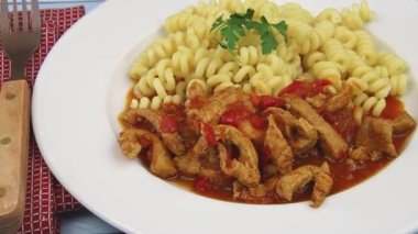 Pişmiş et ve domates soslu lezzetli makarna. 