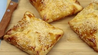 Tahtaya susam tohumları serpiştirilmiş. 