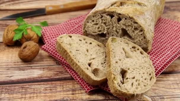 Pane Alle Noci Affettato Una Tavola Legno — Video Stock