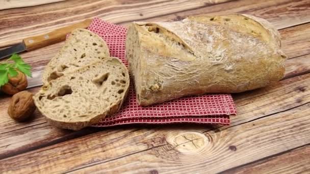 Pane Alle Noci Affettato Una Tavola Legno — Video Stock