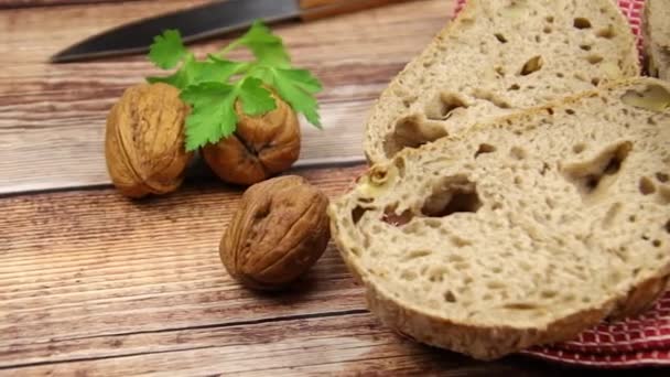 木の板の上でスライスしたナッツパン — ストック動画