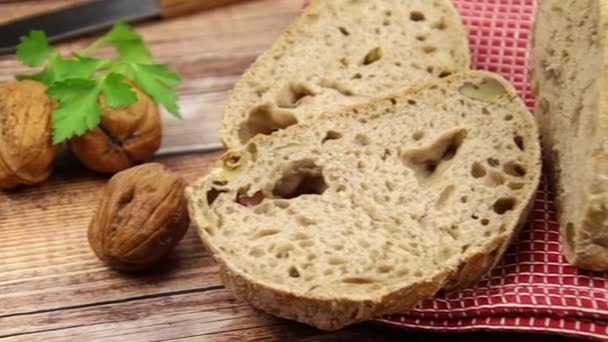 Pane Alle Noci Affettato Una Tavola Legno — Video Stock