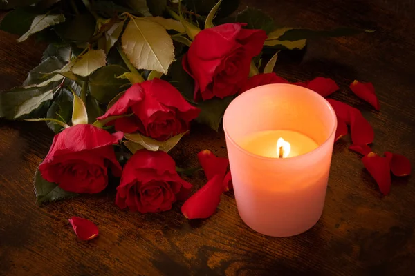 Красивые Красные Розы Свечи Деревянном Фоне — стоковое фото