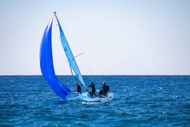 Marsilya 'daki Prado sahilinden denize açılan tekne görüldü.