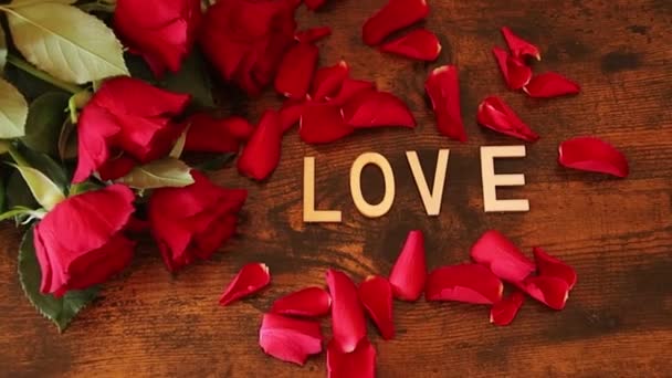 Valentin Napi Háttér Égő Gyertyákkal Rózsaszirmokkal Szerelmi Betű — Stock videók