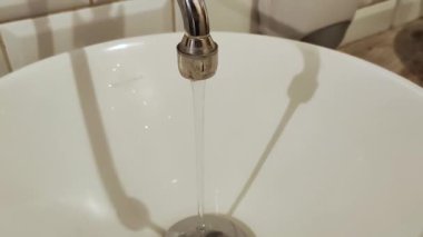 Musluktan akan su lavaboya akıyor.