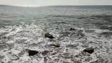 Büyük kayalıkları olan kumlu sahil, Prado plajı, Marsilya, Fransa