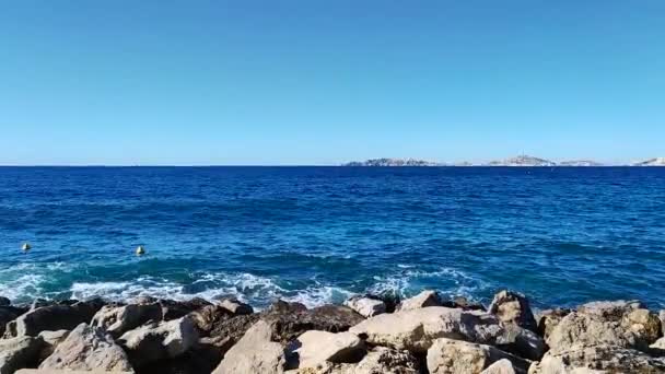 在法国马赛普拉多海滩的地中海岩石海岸上飞溅的波浪 — 图库视频影像