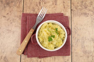 Bir kase kremalı patates püresi.