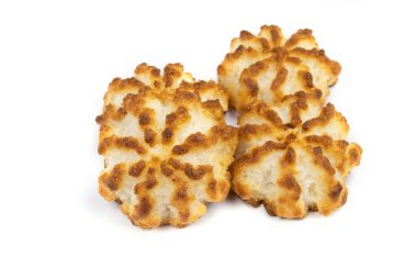 Beyaz arka planda ev yapımı hindistan cevizi kurabiyeleri.