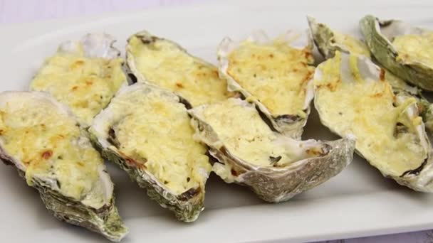 Oesters Gratin Met Kaas Tafel — Stockvideo