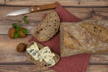 Tahtada fındıklı ekmek ve rokfor peyniri.