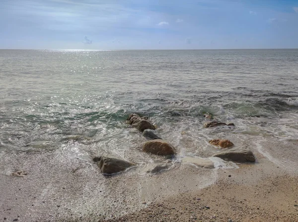 Волна Ударяет Камни Пляже — стоковое фото