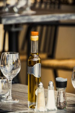 Lokanta masası dışarıda bulaşıklarla kurulmuş.