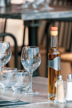 Lokanta masası dışarıda bulaşıklarla kurulmuş.