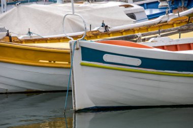 Cassis limanındaki rıhtımda tekneler var.