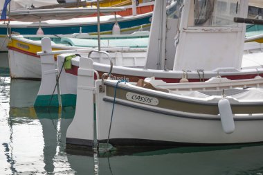 Cassis limanındaki rıhtımda tekneler var.