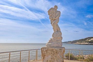 Cassis 'te deniz kenarındaki Calendal heykeli