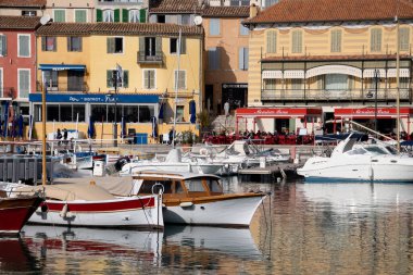 İskeleye demirlemiş yatların güzel manzarası
