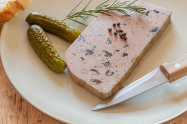 Bir tabak mantarlı domuz ciğeri kreması.