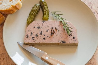 Bir tabak mantarlı domuz ciğeri kreması.