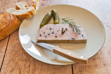 Bir tabak mantarlı domuz ciğeri kreması.