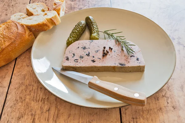 Bir tabak mantarlı domuz ciğeri kreması.