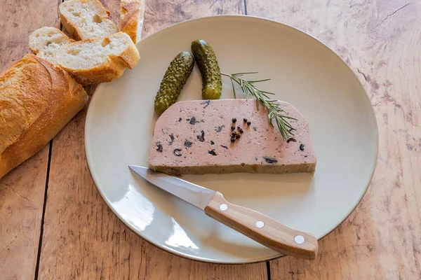 Bir tabak mantarlı domuz ciğeri kreması.