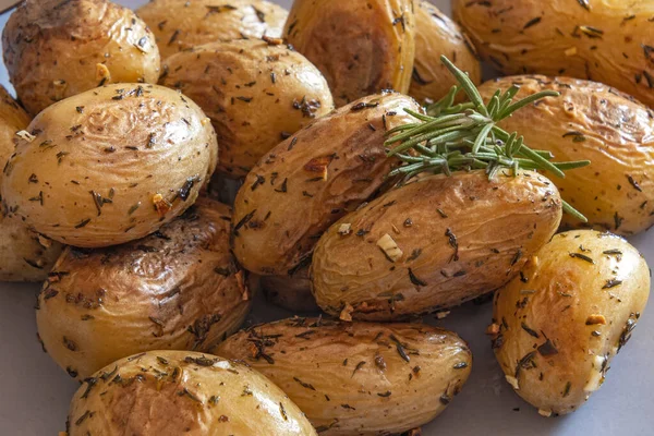 Sarımsak ve biberiyeyle yakın plan patates.