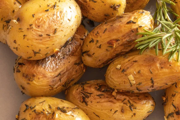 Sarımsak ve biberiyeyle yakın plan patates.