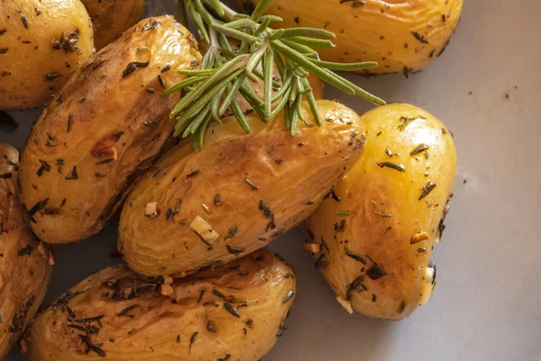 Sarımsak ve biberiyeyle yakın plan patates.