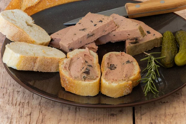 Karaciğer kreması ve mantarlı ekmek dilimleri.