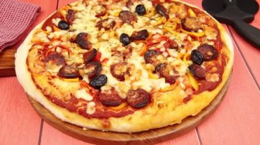 Pizzalı Chorizo ve dolmalık biber.