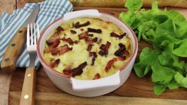 Tahtadaki çiğ tartiflette tabağı