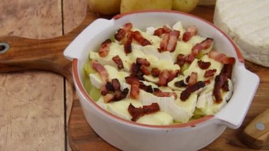 Tahtadaki çiğ tartiflette tabağı