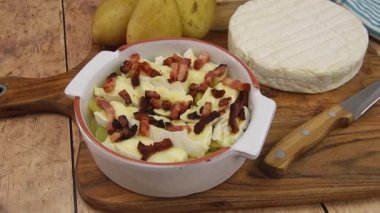 Tahtadaki çiğ tartiflette tabağı