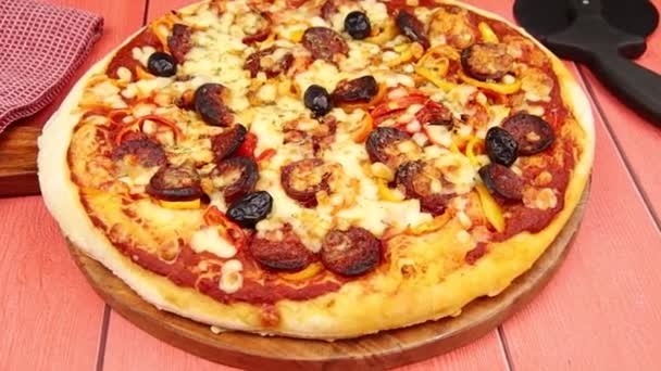 Pizza Con Chorizo Peperone Una Tavola Legno — Video Stock