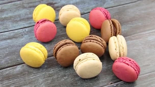 Verschillende Macarons Een Grijze Achtergrond — Stockvideo