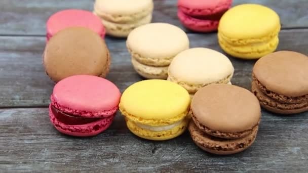 Varios Macarons Sobre Fondo Gris — Vídeos de Stock