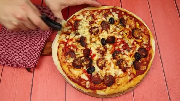 Persona Cortando Chorizo Pimiento Pizzas — Vídeos de Stock