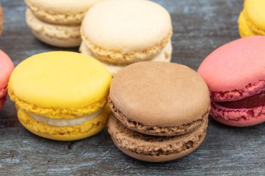 Gri arka planda birkaç tane makaron.