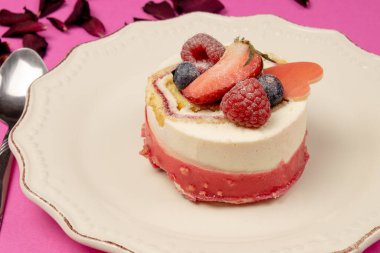 Meyveli ve çilekli lezzetli bir pasta.