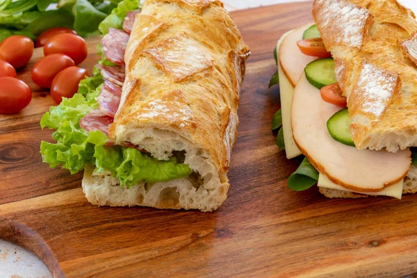 Sandwich Mit Schinken Käse Und Salat — Stockfoto