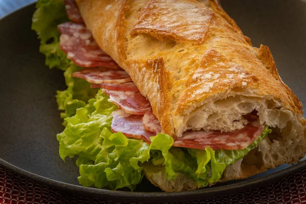 Broodje Met Ham Kaas Een Houten Plank — Stockfoto